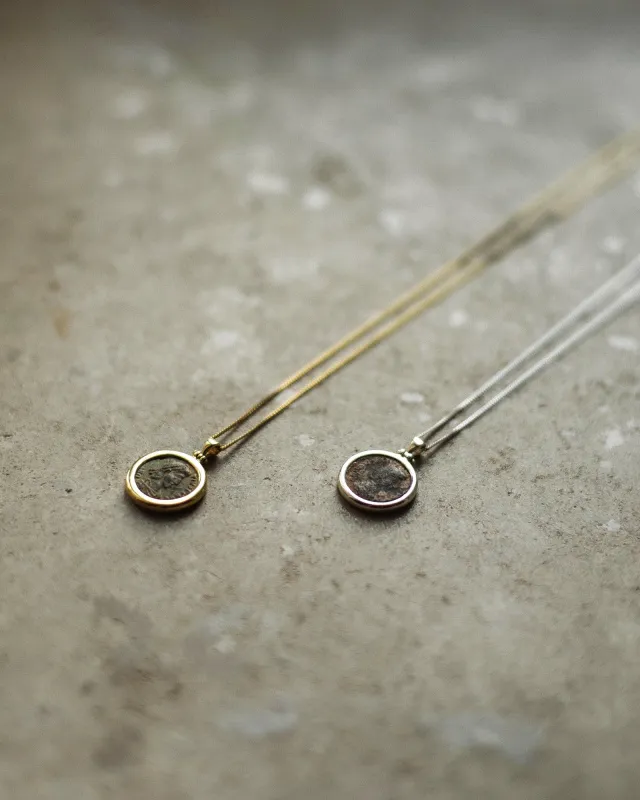 Кулон с большой римской монетой