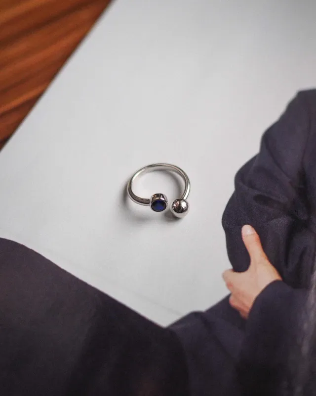 Кольцо рахомкнутое с корундом