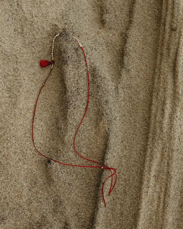 Подвеска из красной нити с розовым жемчугом